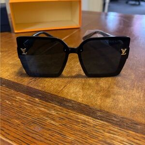 Louis Vuitton Women’s Luxury Black Geometric Sunglasses
